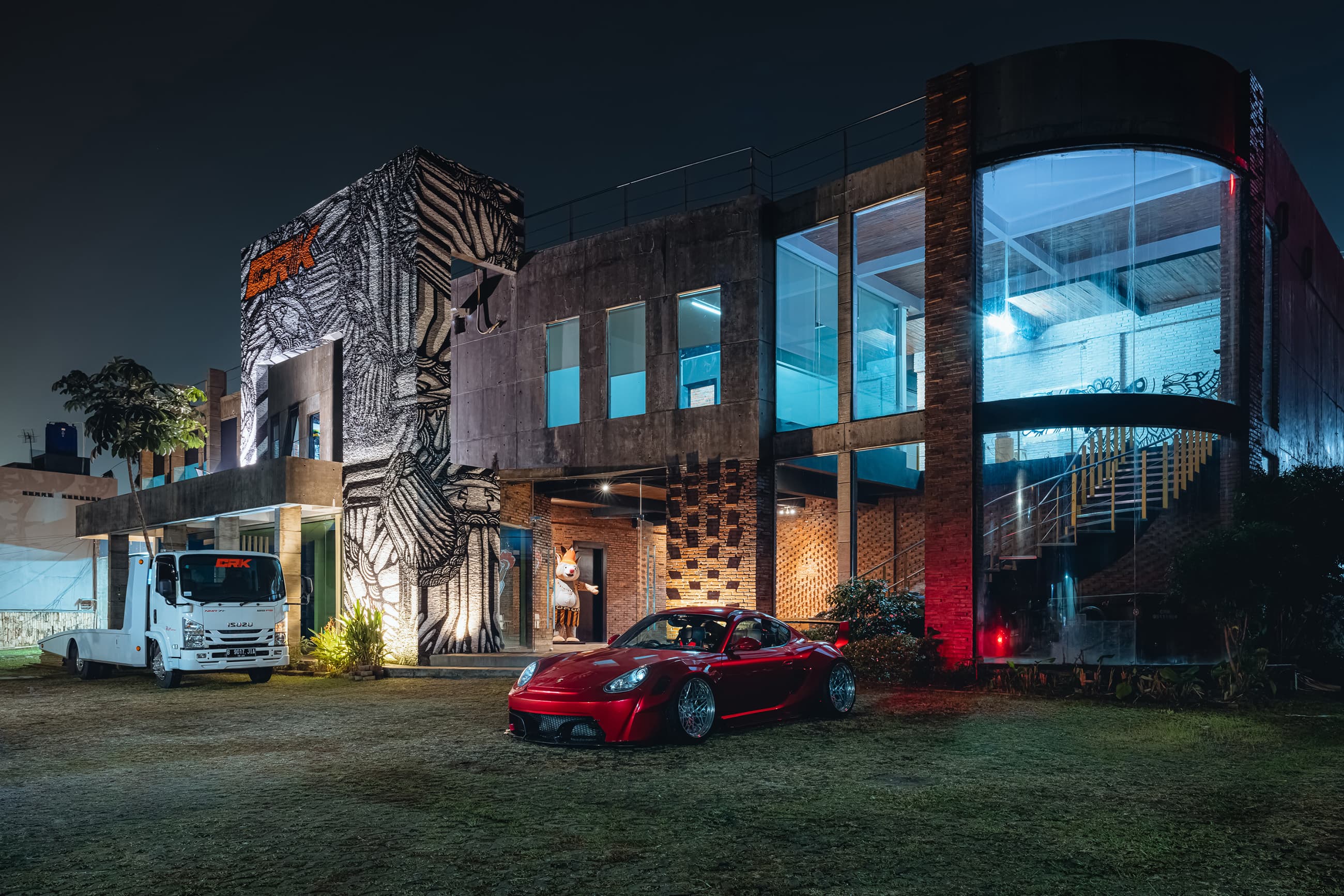 Karma Porsche 987 - outside night shot overall